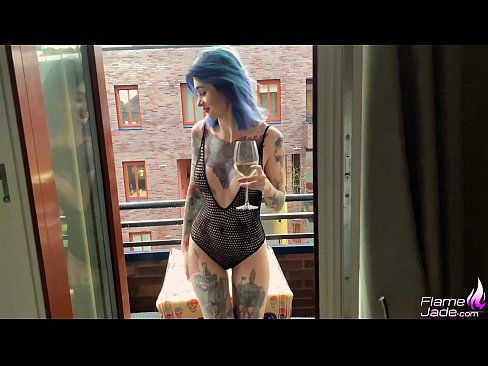 ❤️ Te kotiro tino nui e ngotea ana me te karepe me te whana i raro i te rangi tuwhera Pono pakeke i a matou